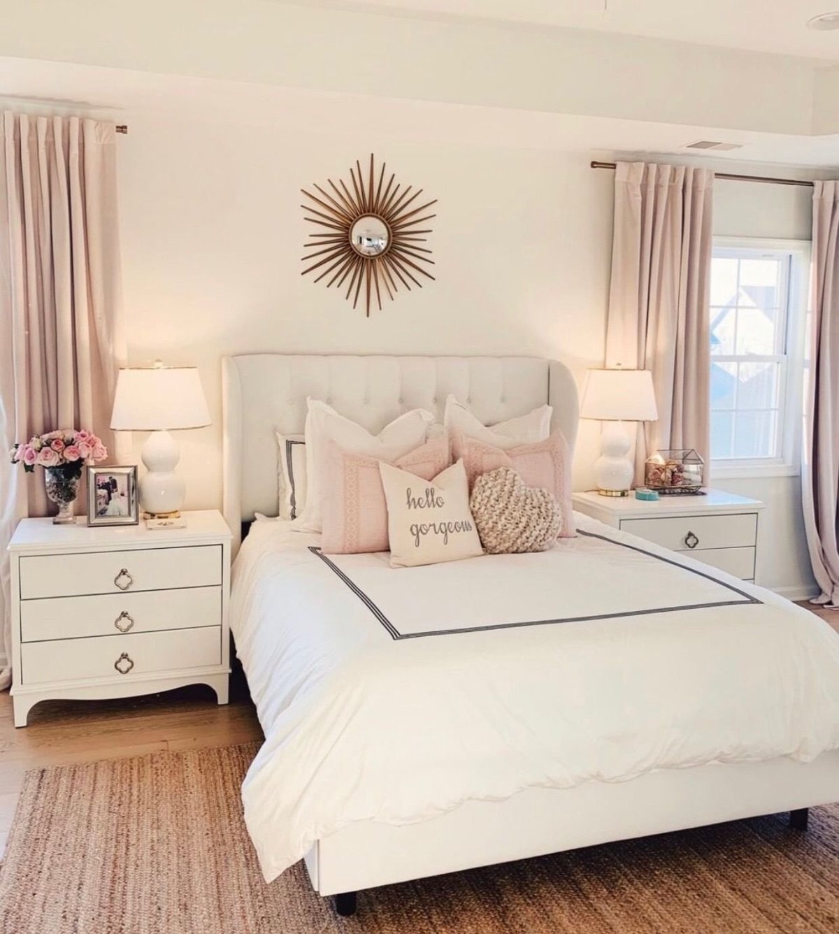 Интерьер спальни в светлых тонах