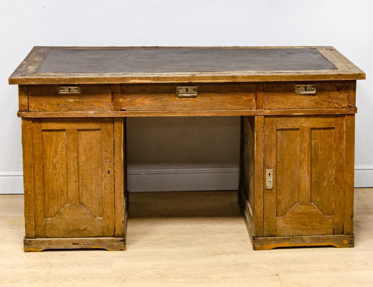 Старый письменный стол с письменными принадлежностями фото