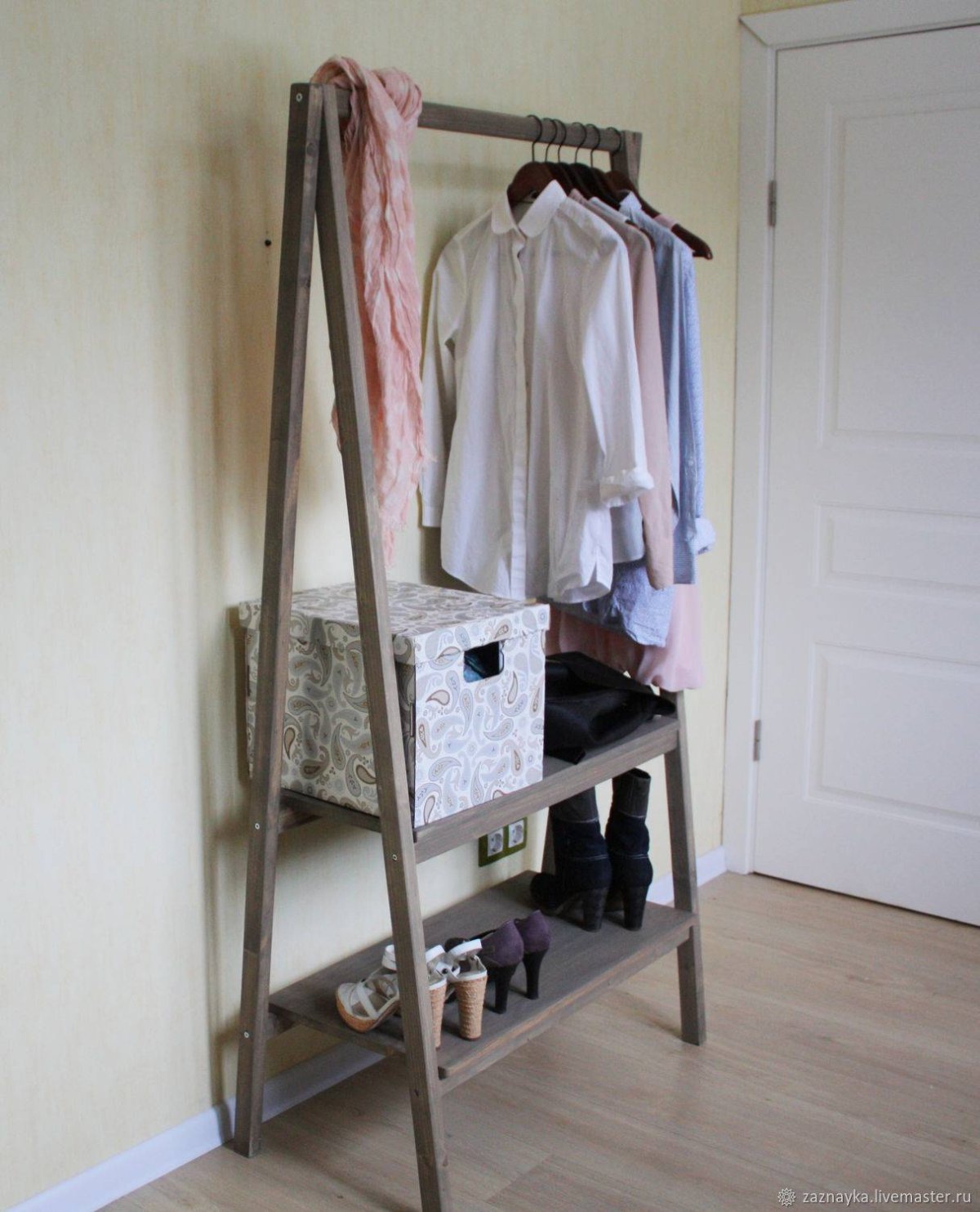 Напольная вешалка из дерева