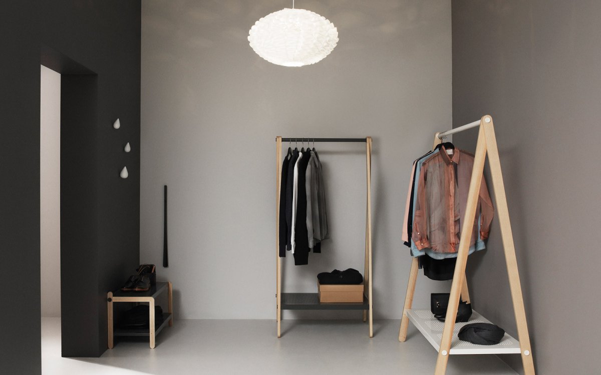Напольная вешалка для одежды в скандинавском стиле