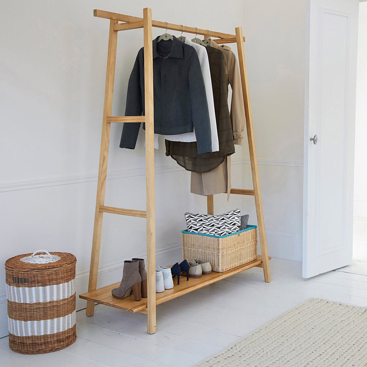 Деревянные полки для одежды