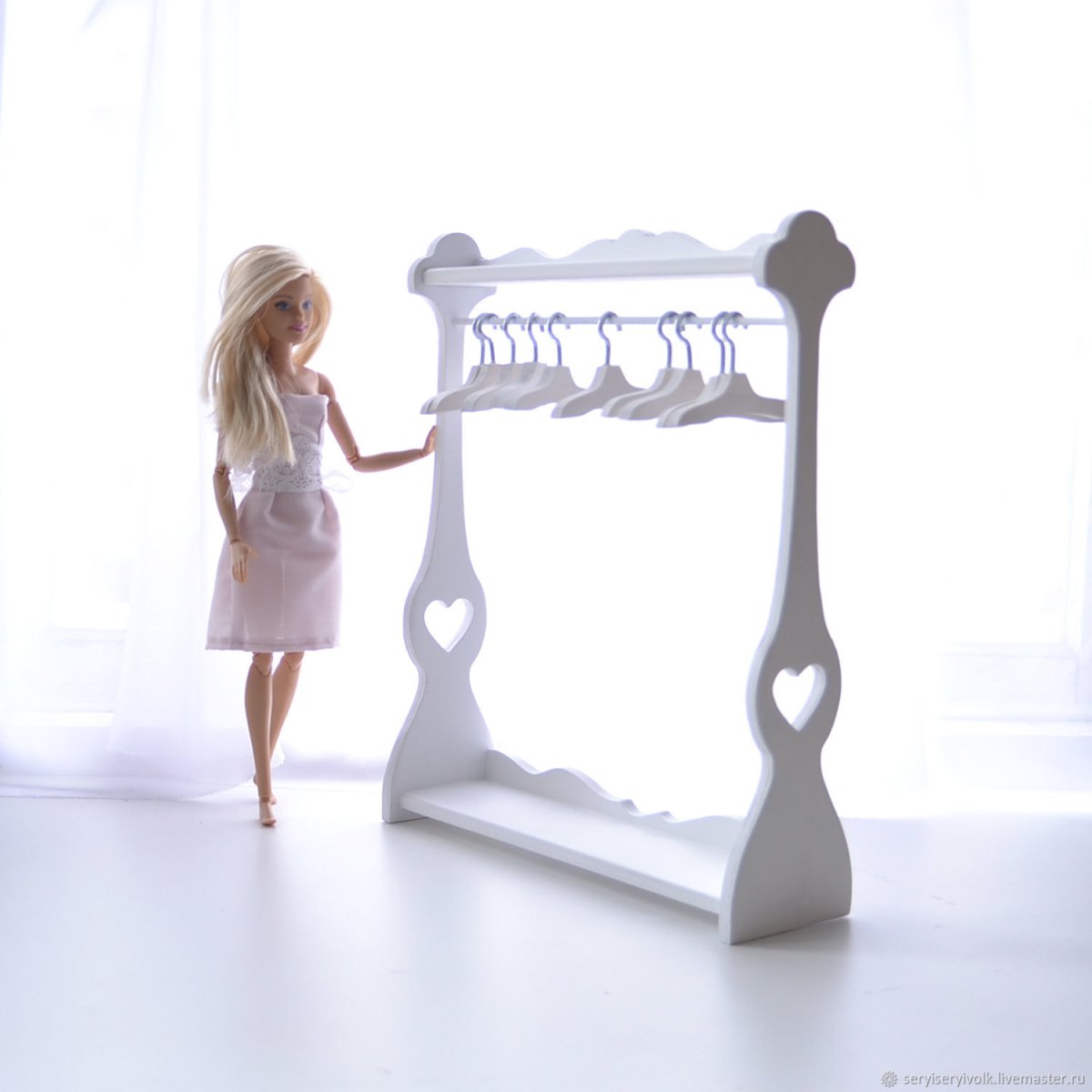 Стойка вешалка для кукольной одежды