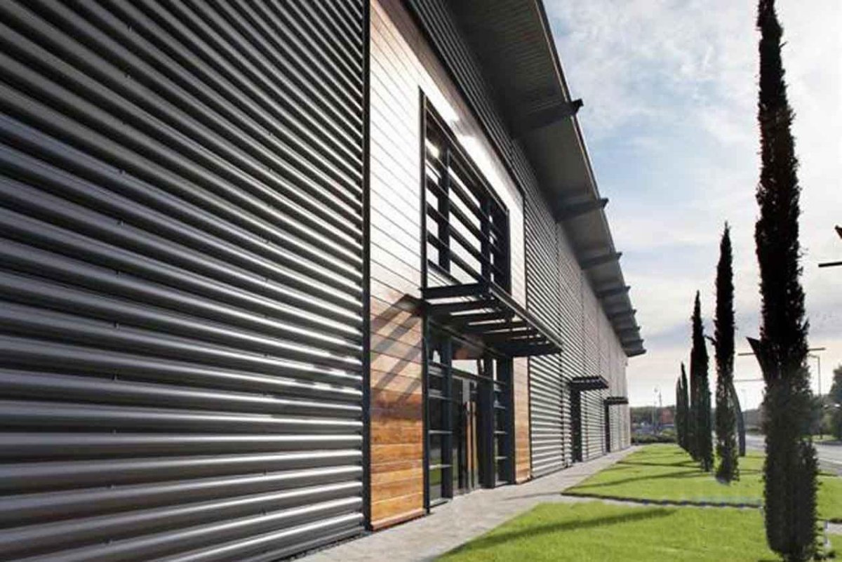 Современные фасады зданий профлистом