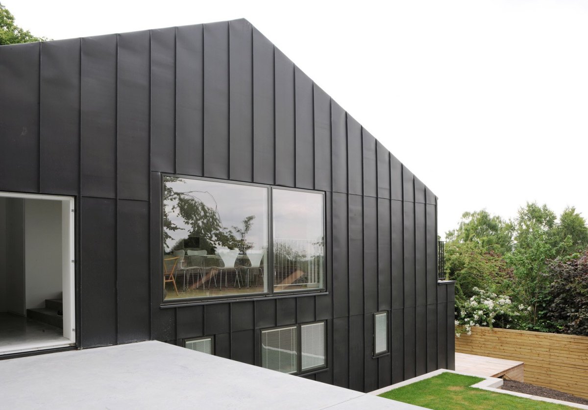 Черный фасад здания