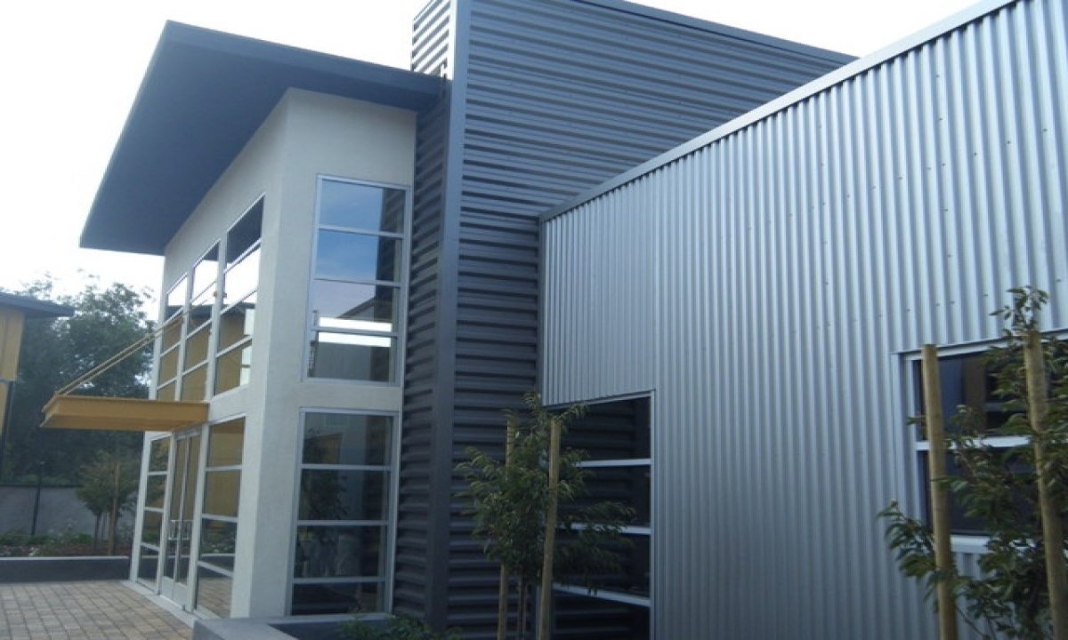 Фасад из профнастила современный