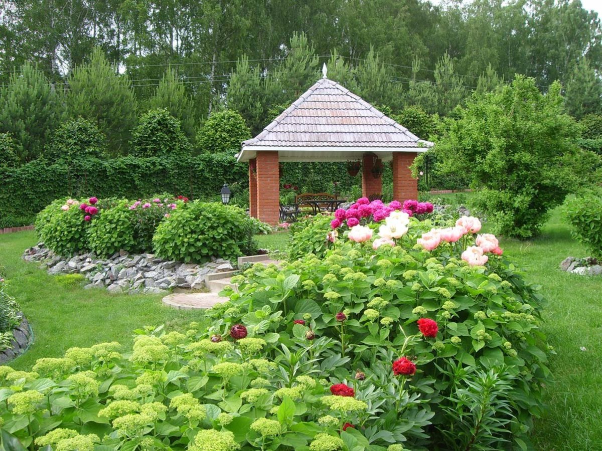 Миксбордер возле беседки