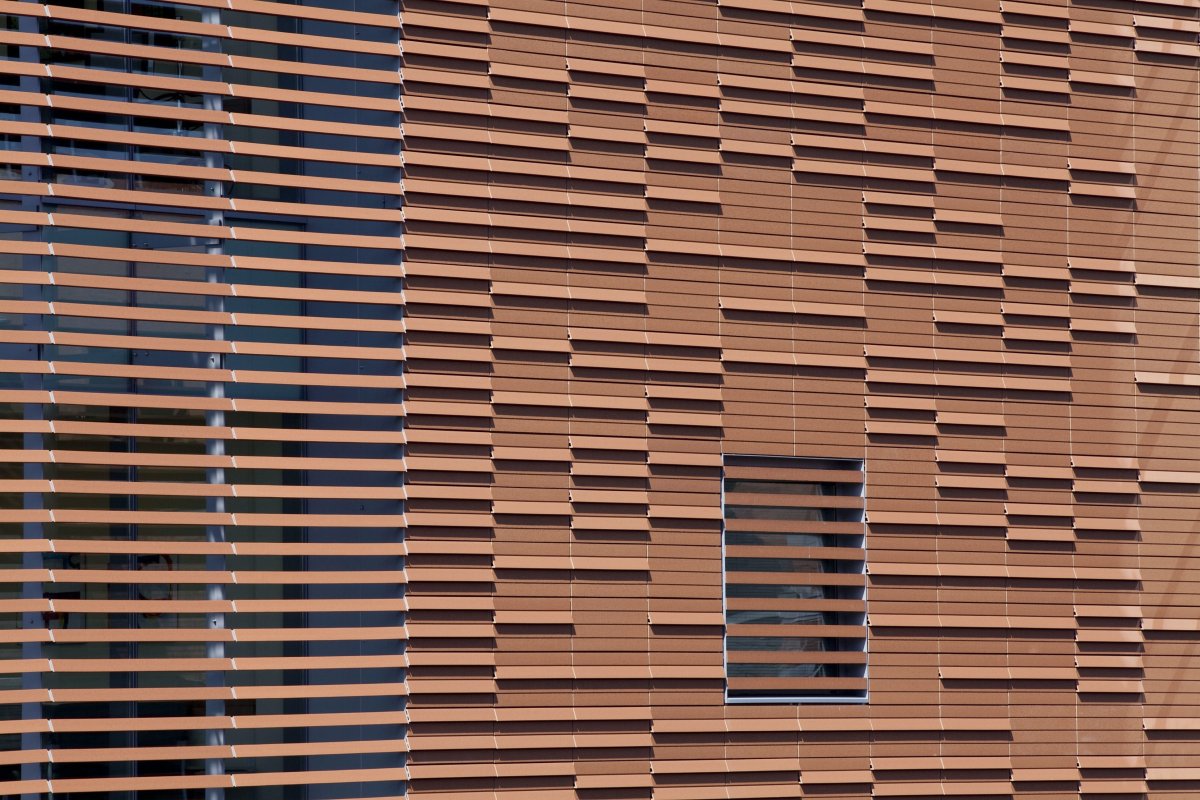 Вертикальные ламели на фасаде