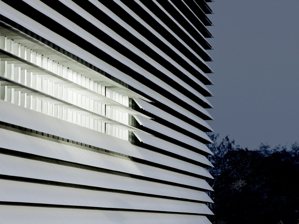 Стеклянные ламели на фасаде