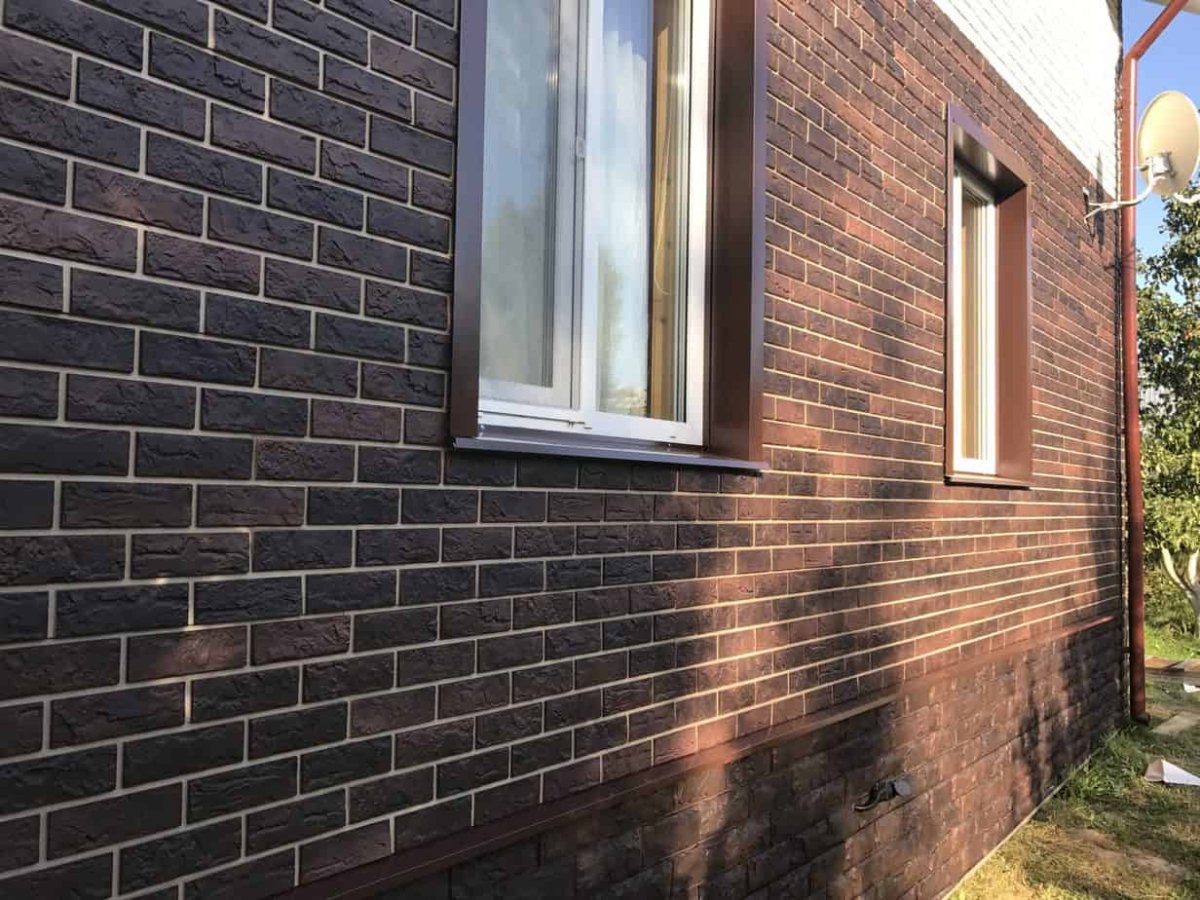 Дом обшитый Альта профиль кирпич