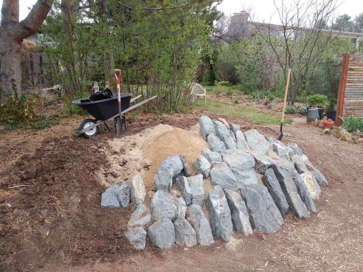 Чешская слоистая скалка с прудом