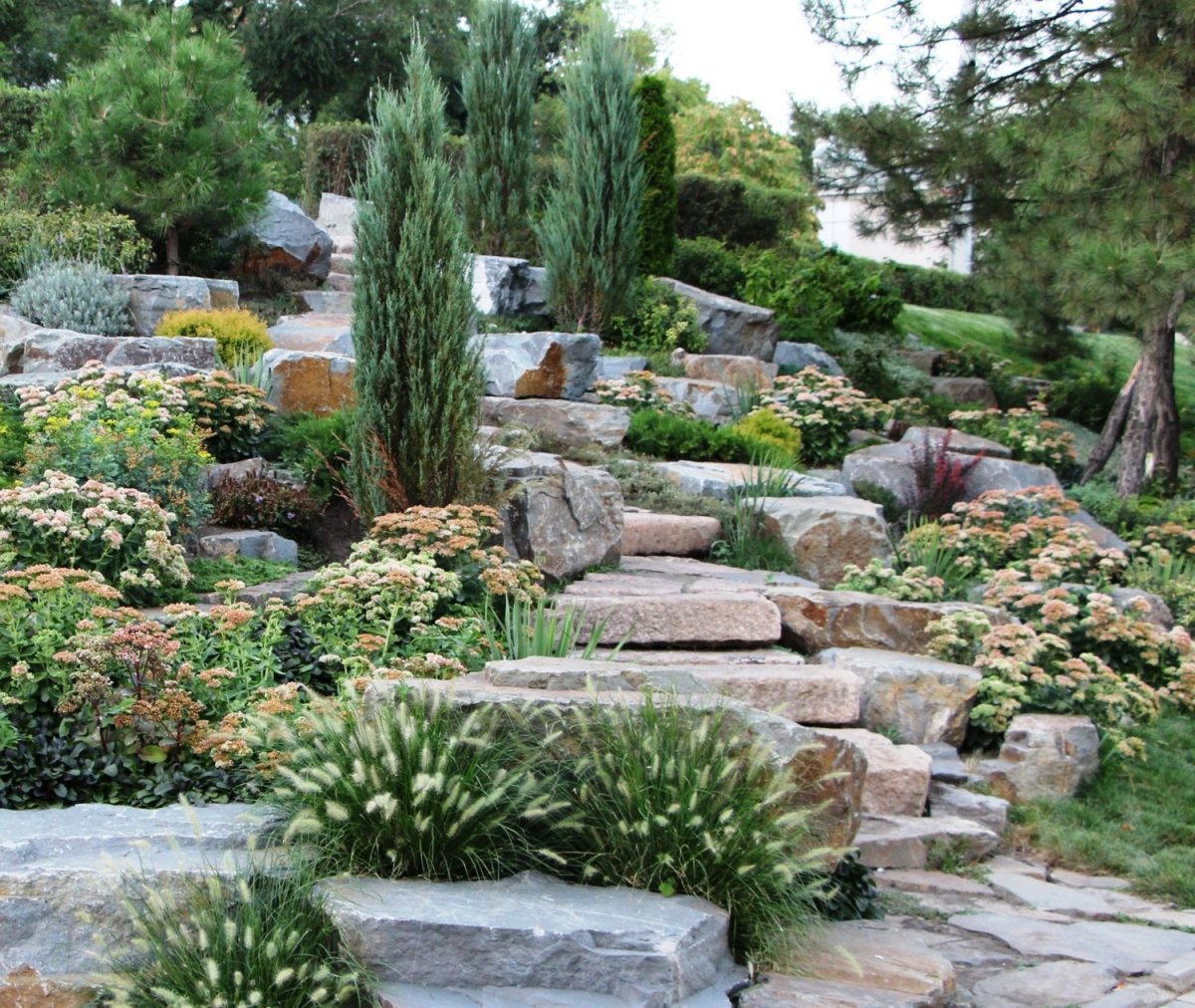 Альпинарий террасированный склон