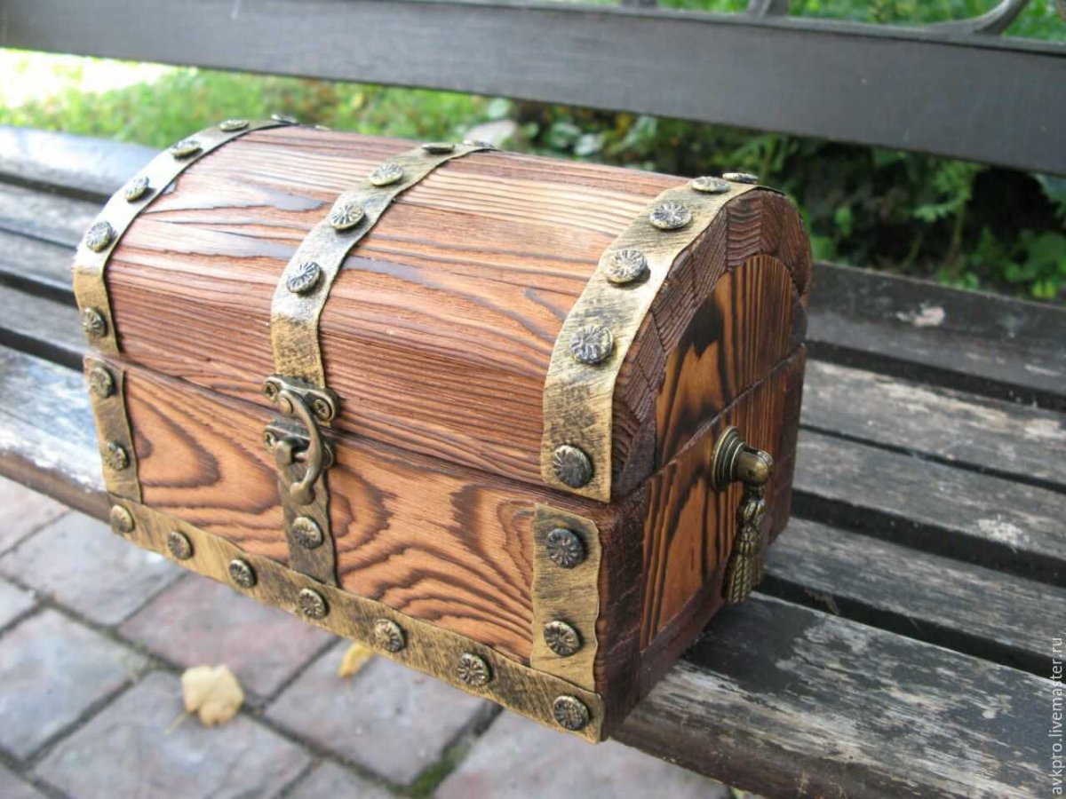 Декоративный сундук из дерева