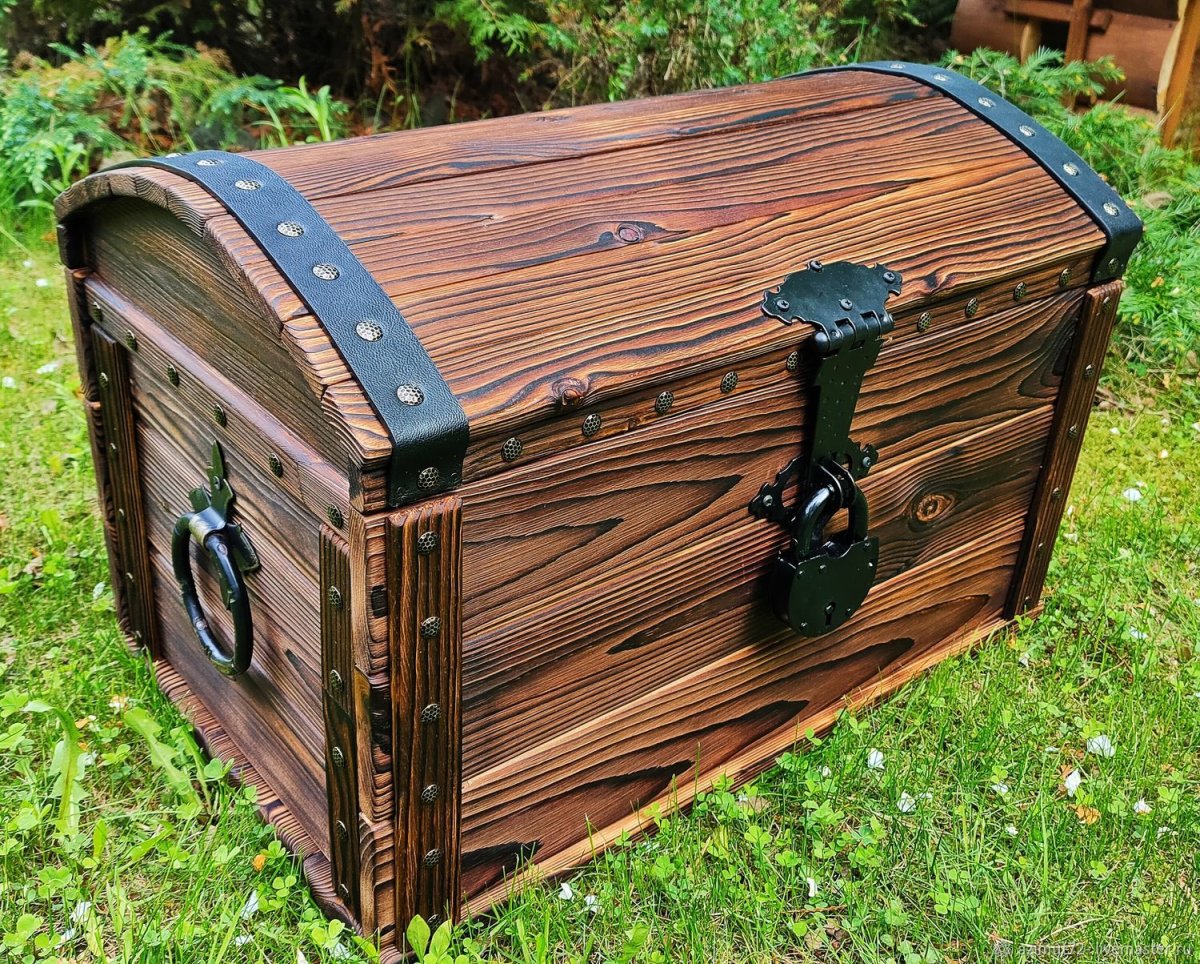 Сундук деревянный