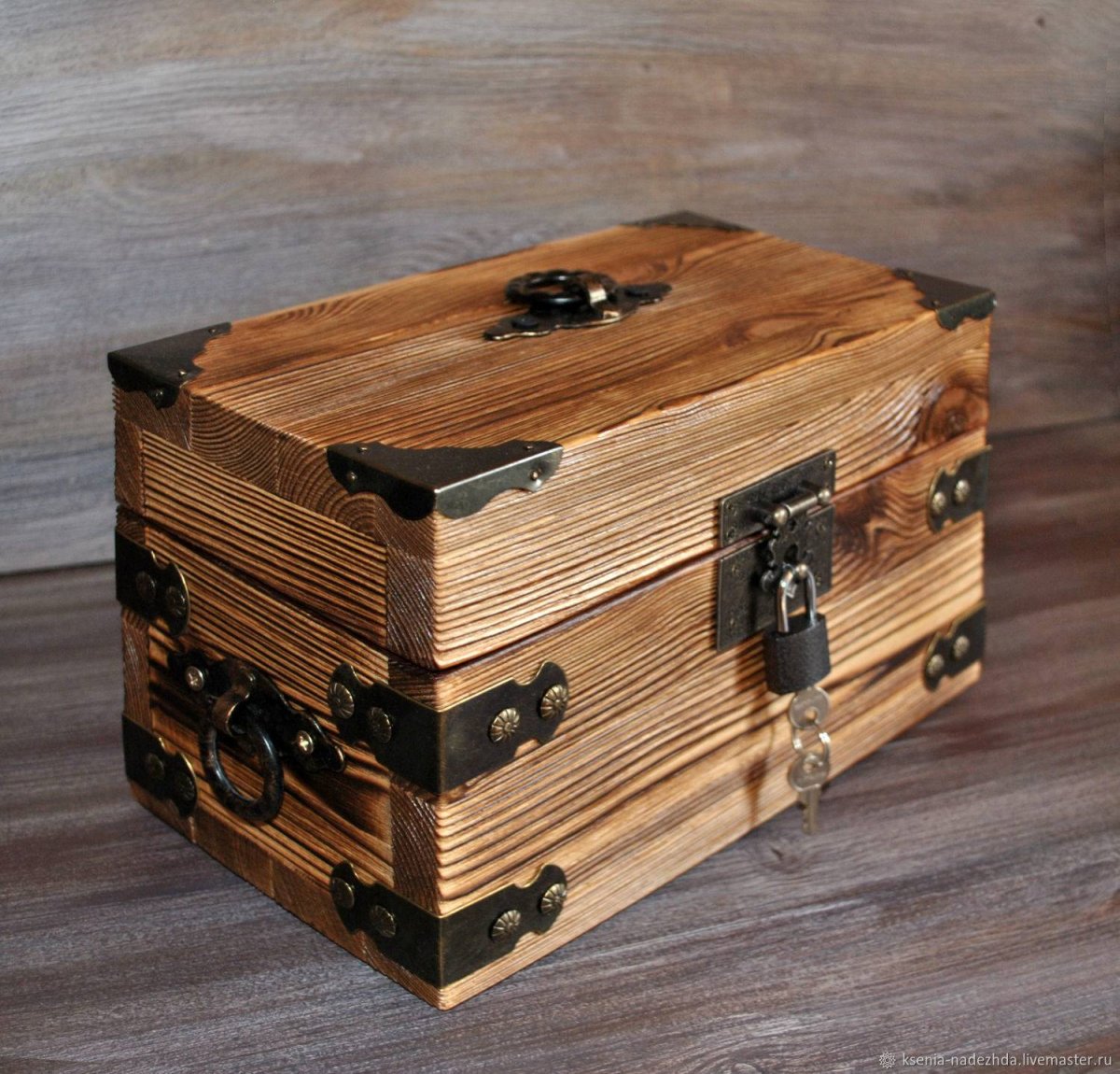 Шкатулка из дерева