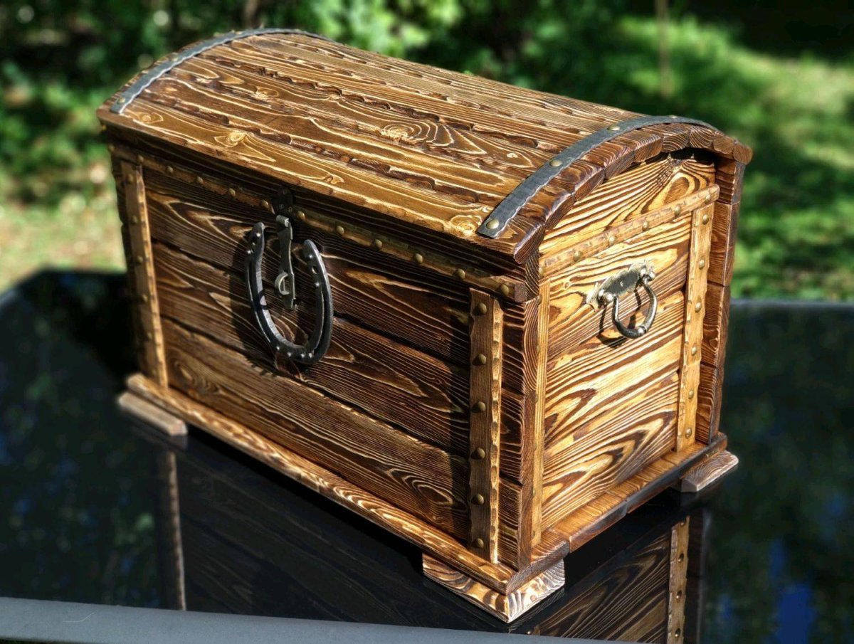 Декоративный сундук из дерева