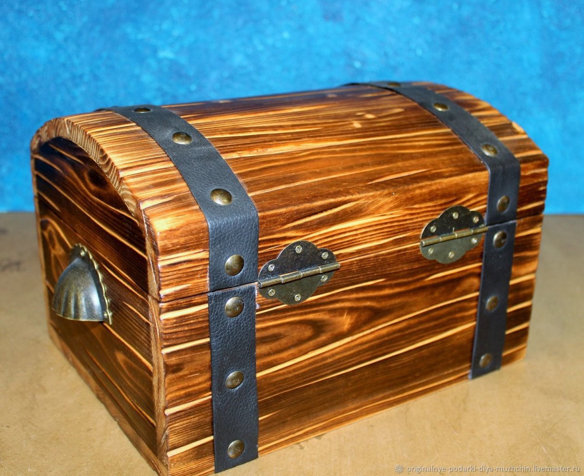 Сундук деревянный