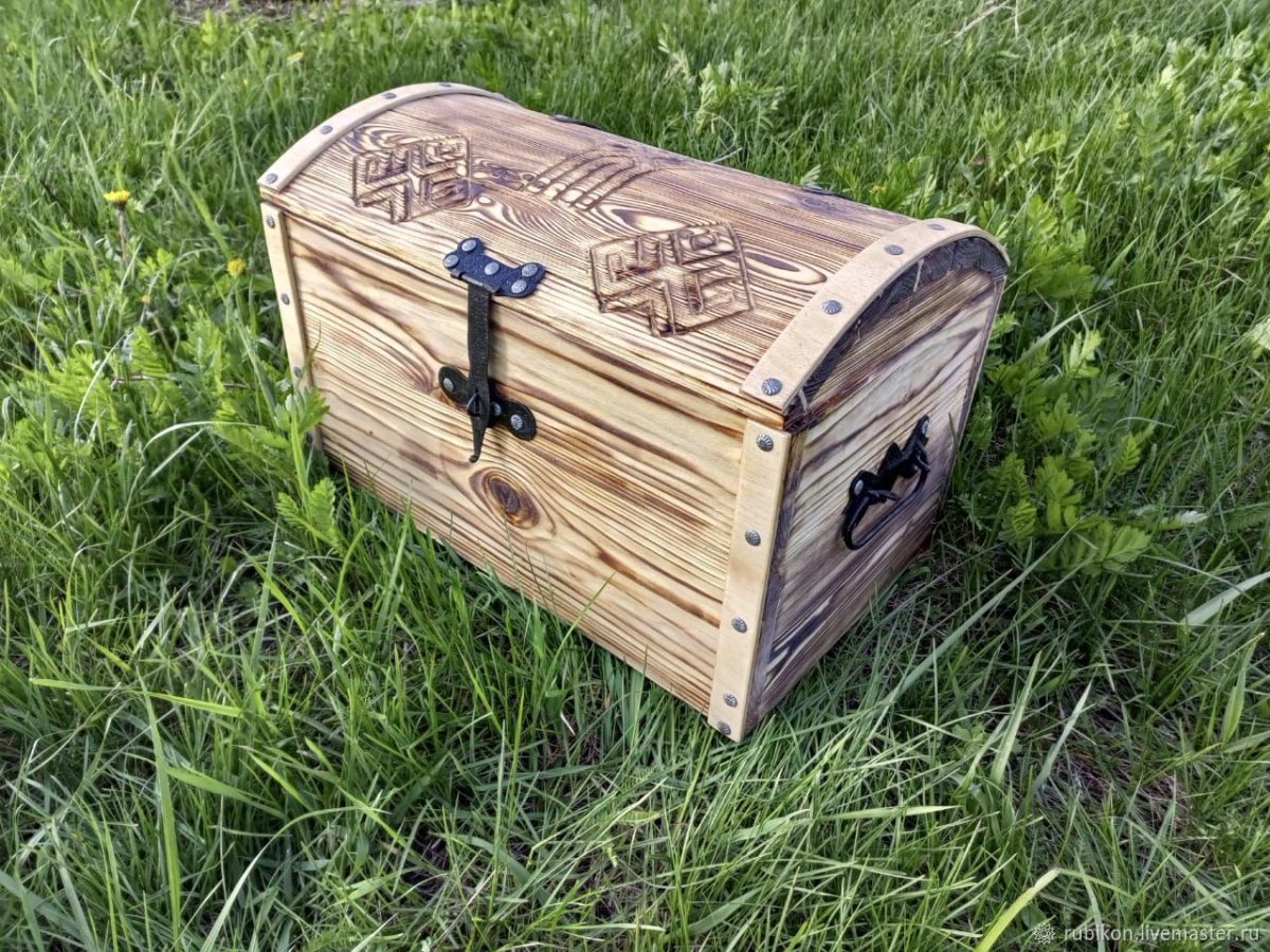 Сундук деревянный с карандашами фломастерами