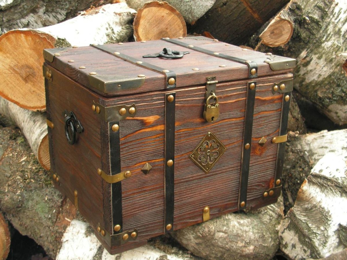 Сундук из дерева