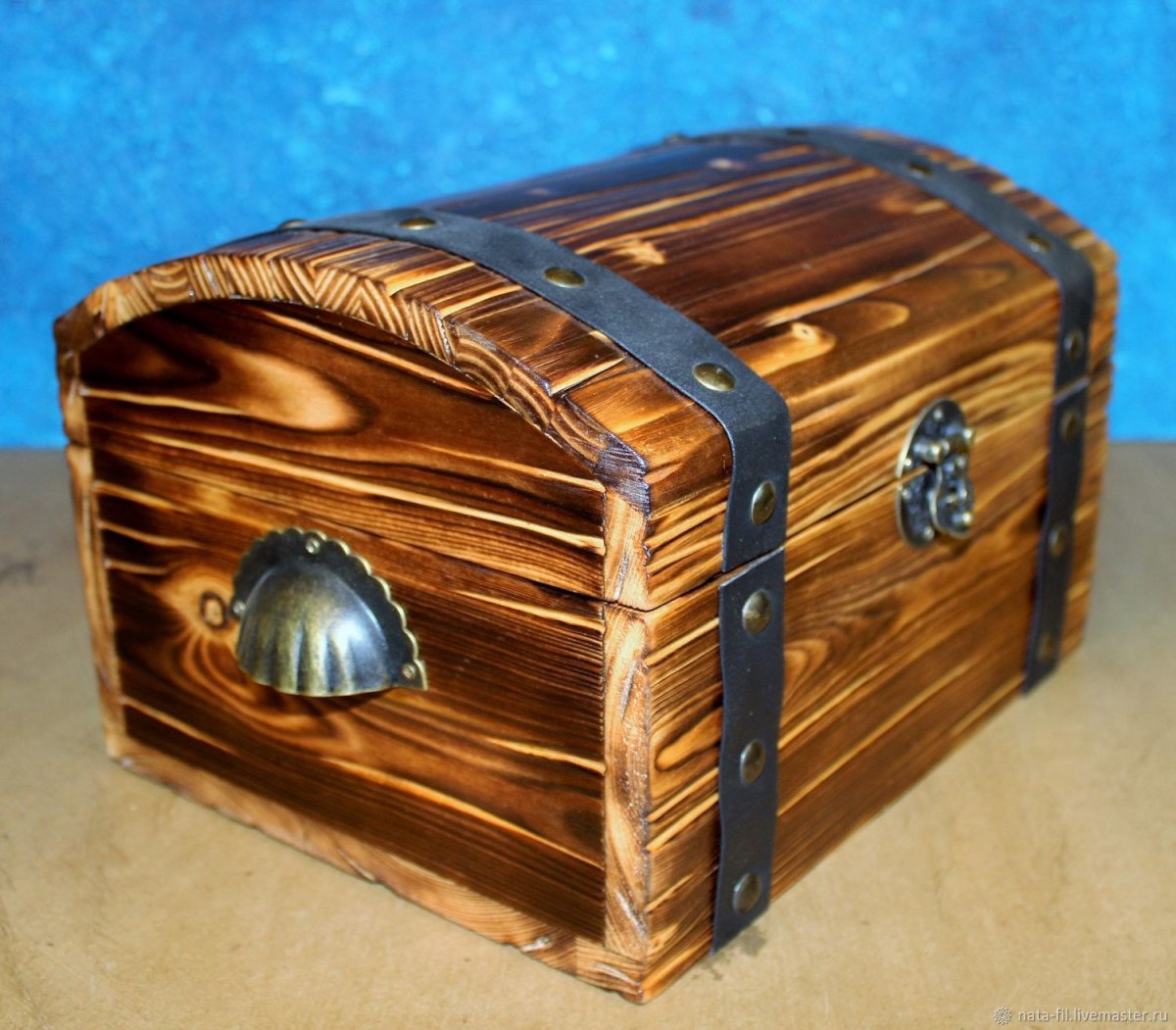 Сундук из дерева
