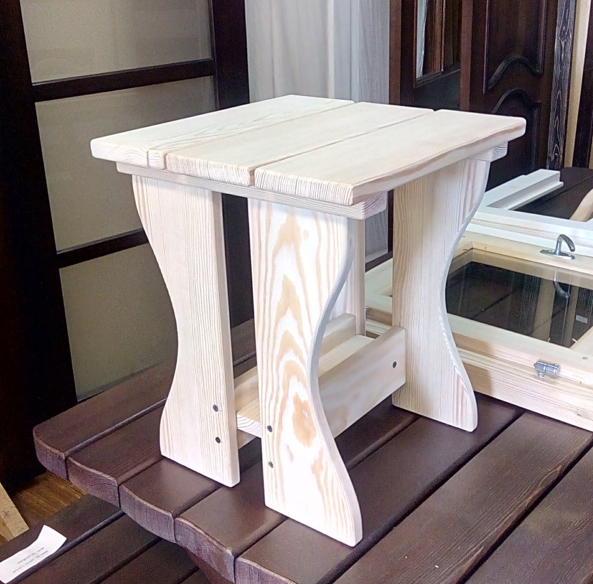 Необычные табуретки из дерева