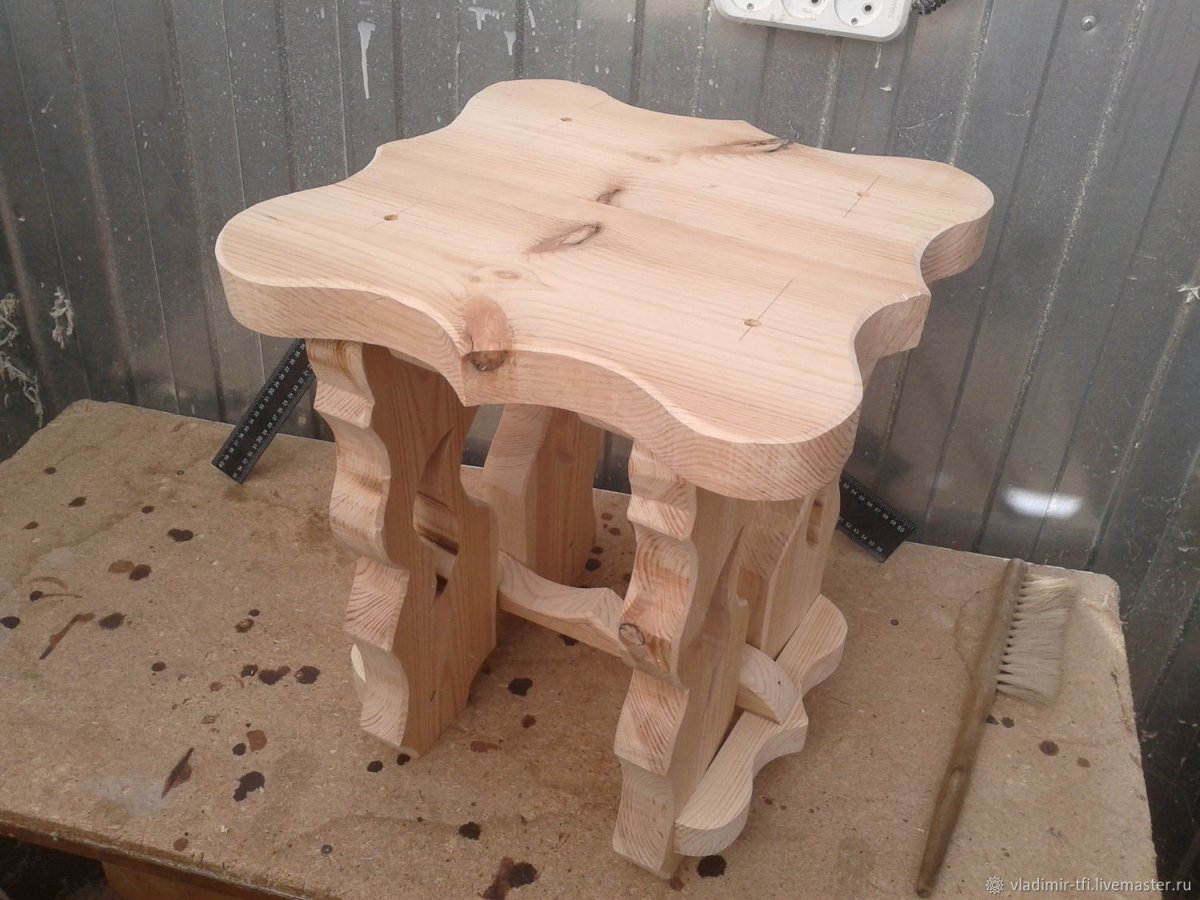 Резной табурет из дерева