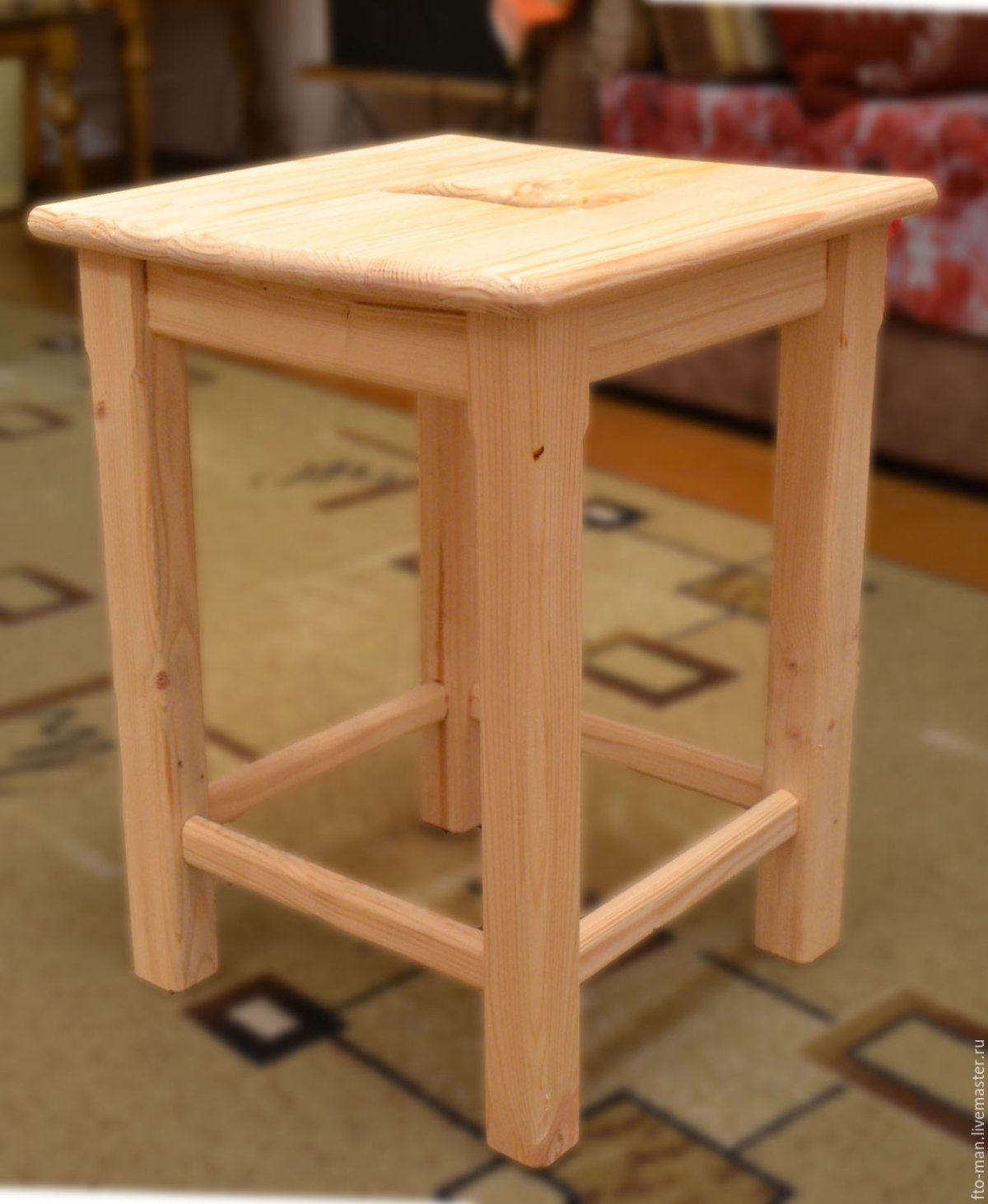 Простая деревянная табуретка