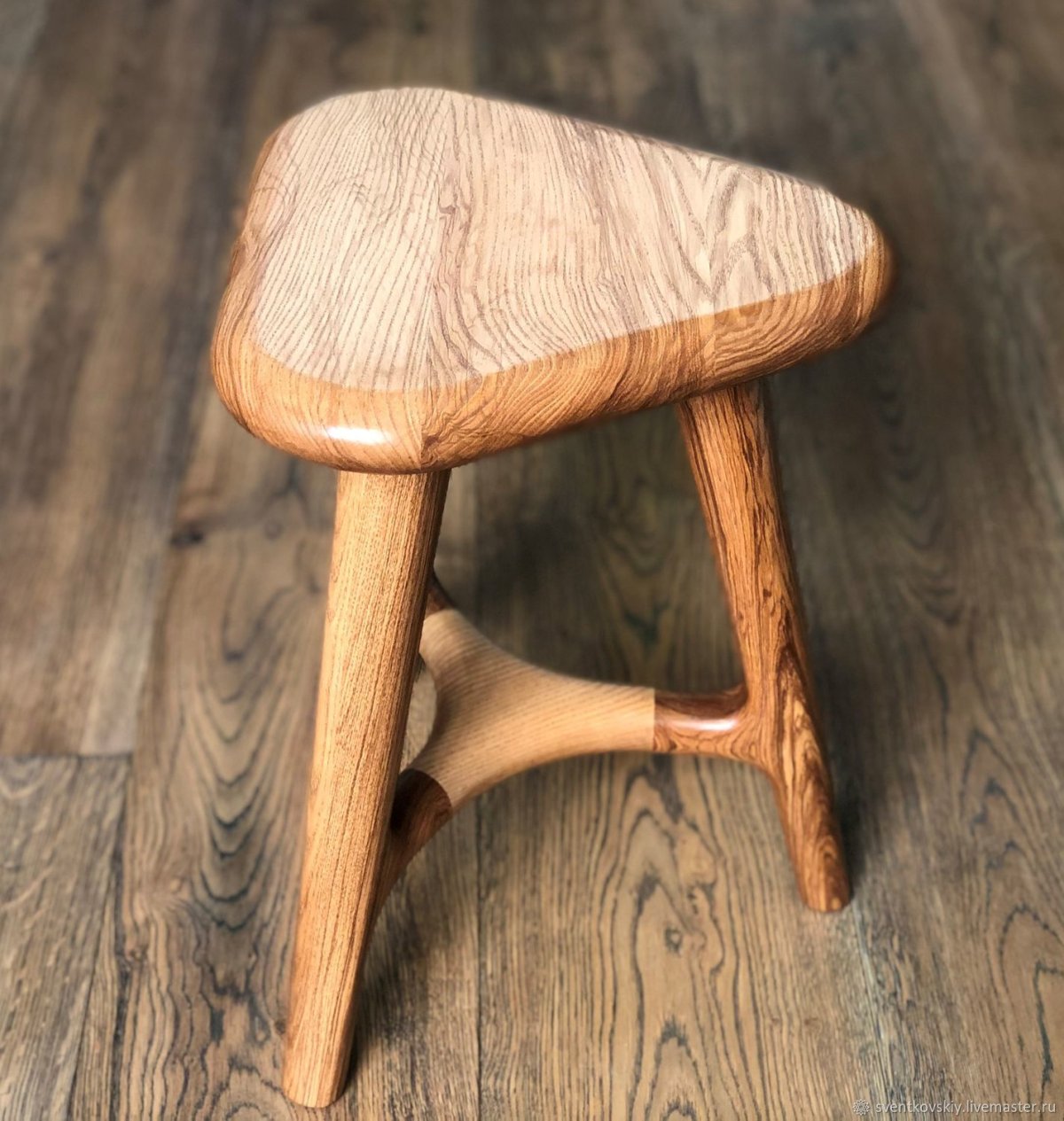 Интересные деревянные табуретки