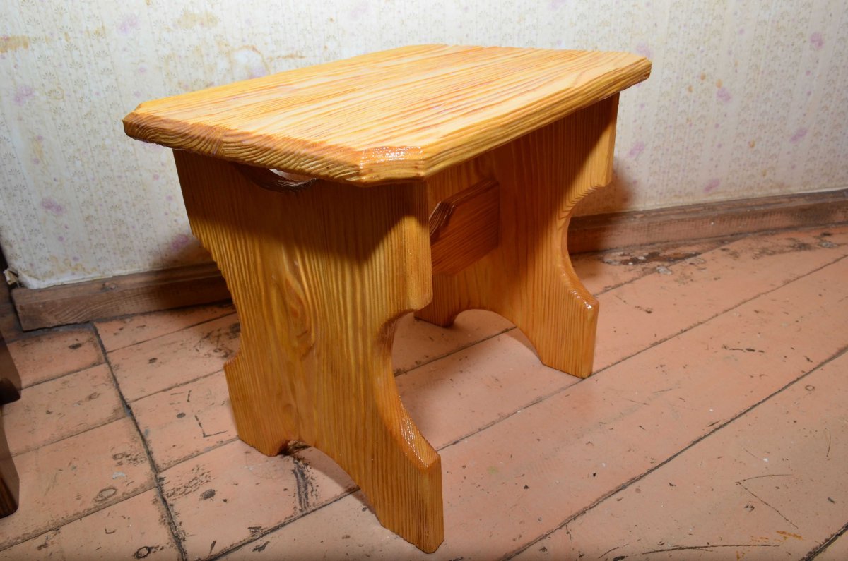 Табуретка маленькая деревянная