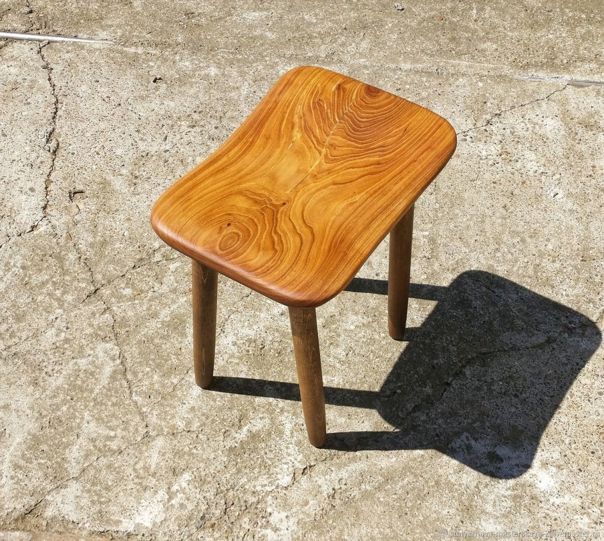Табурет из массива карагача