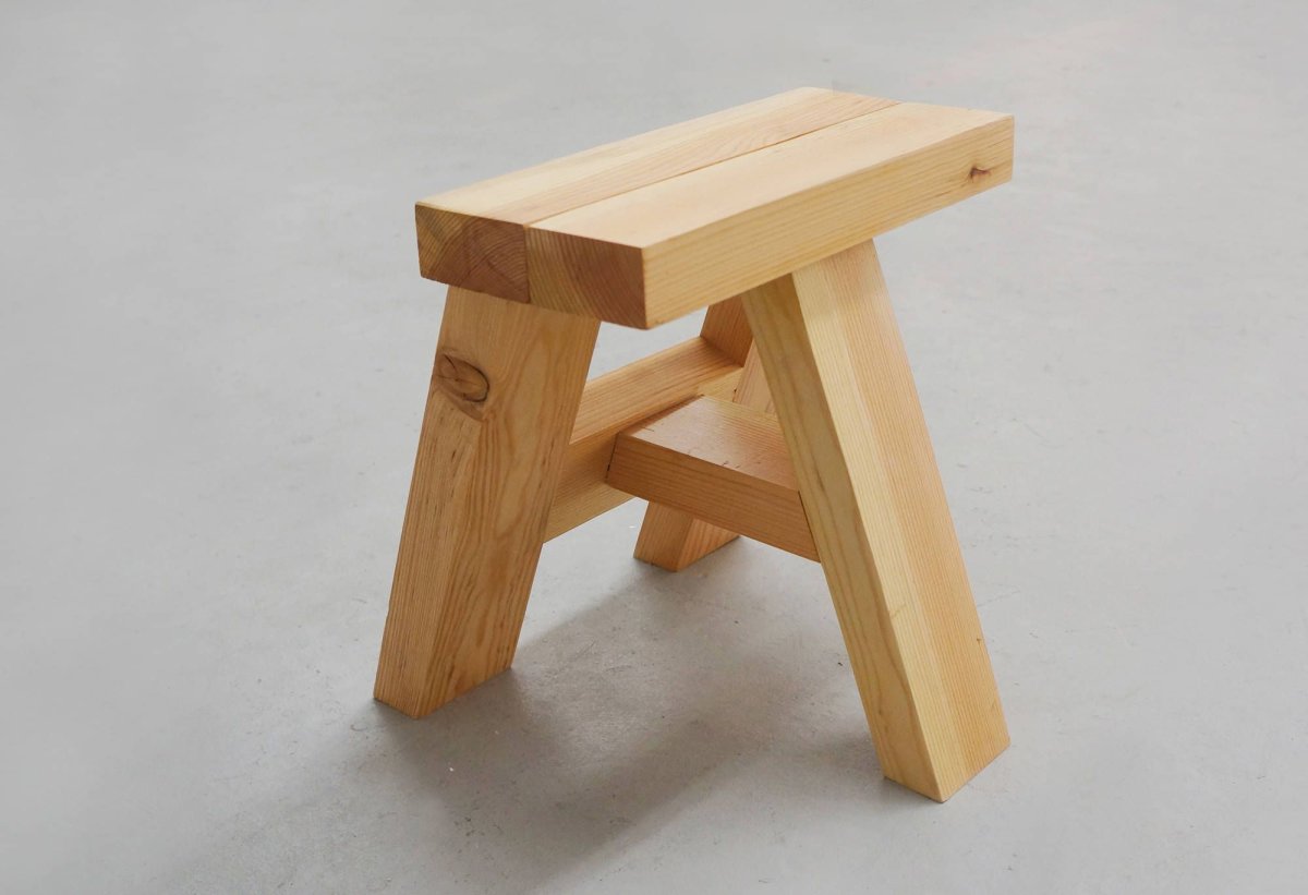 Табуретка маленькая деревянная