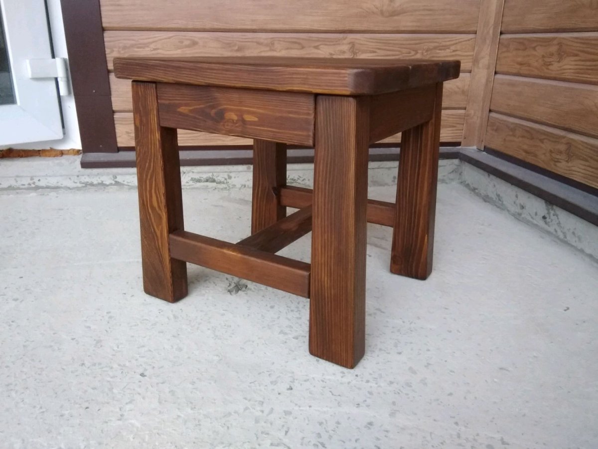 Табурет из массива дерева