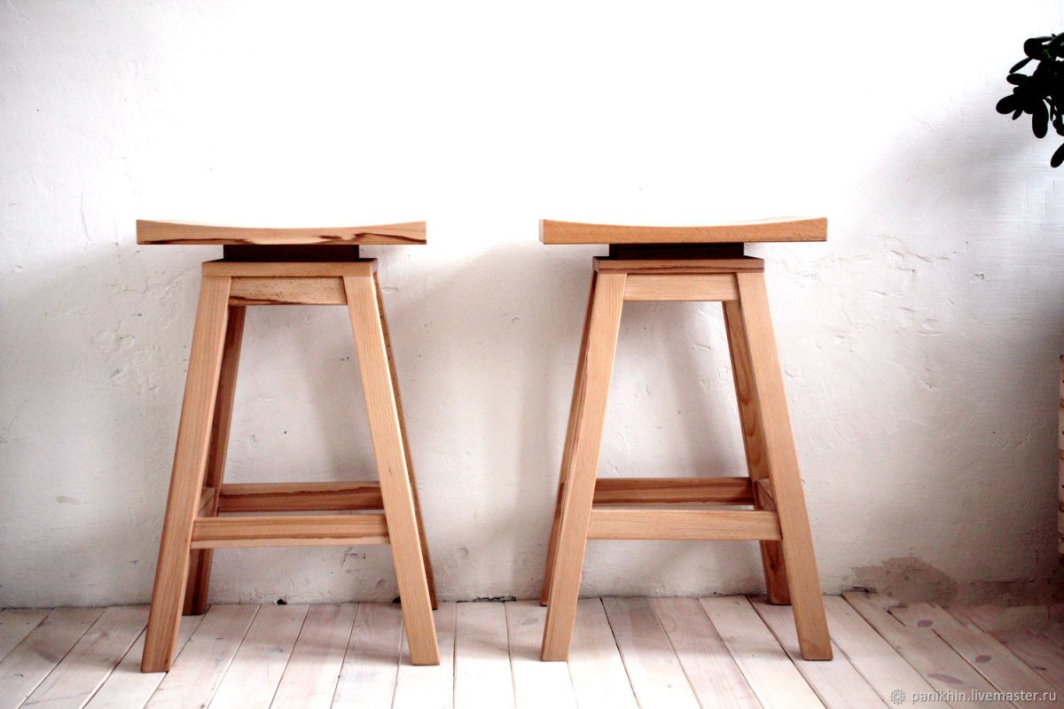 Барный стул из массива