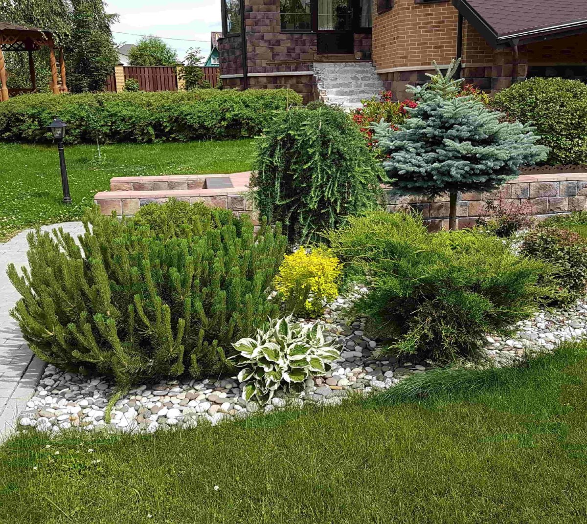 Рокарий с туями