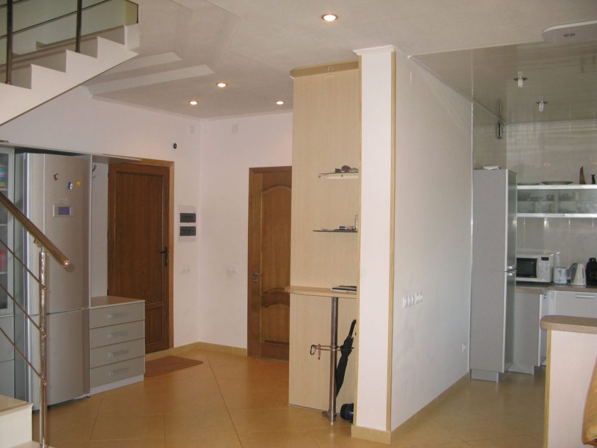 Встроить холодильник в шкаф в прихожей