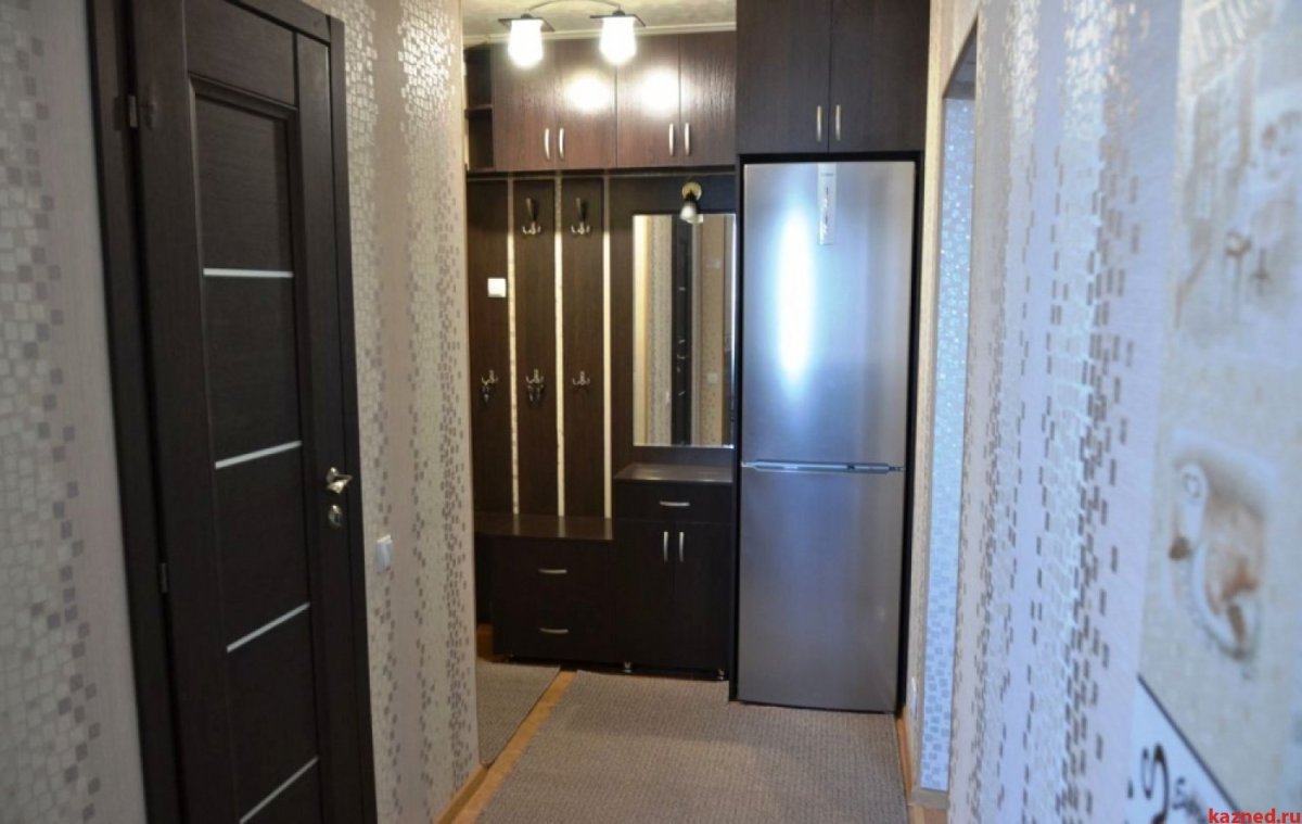 Холодильник и прихожая в коридоре