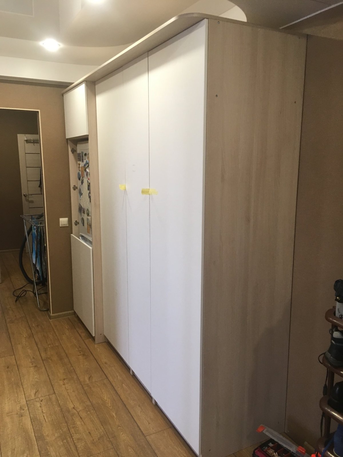 Холодильник в прихожей