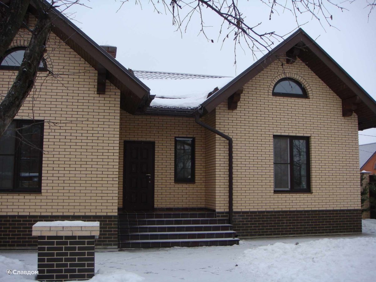 Кирпичный дом из бежевого кирпича