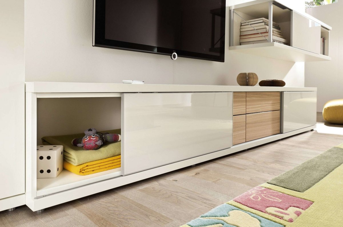 Низкие длинные тумбы в гостиную