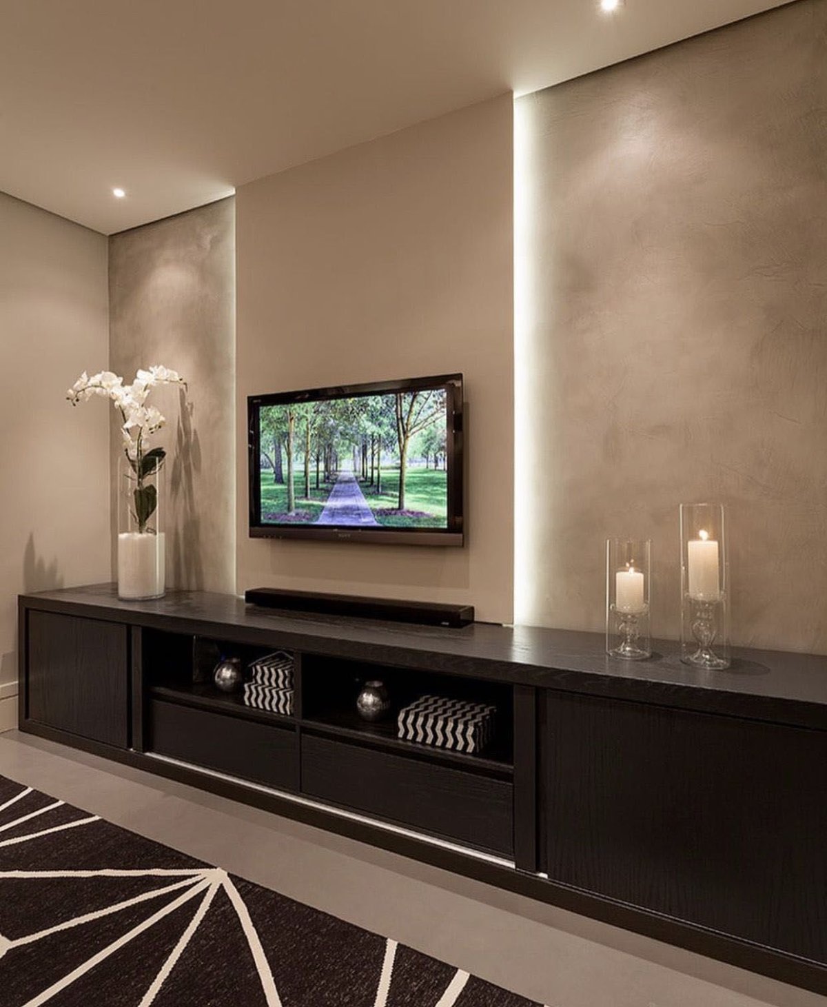 Гостиная с телевизором на стене