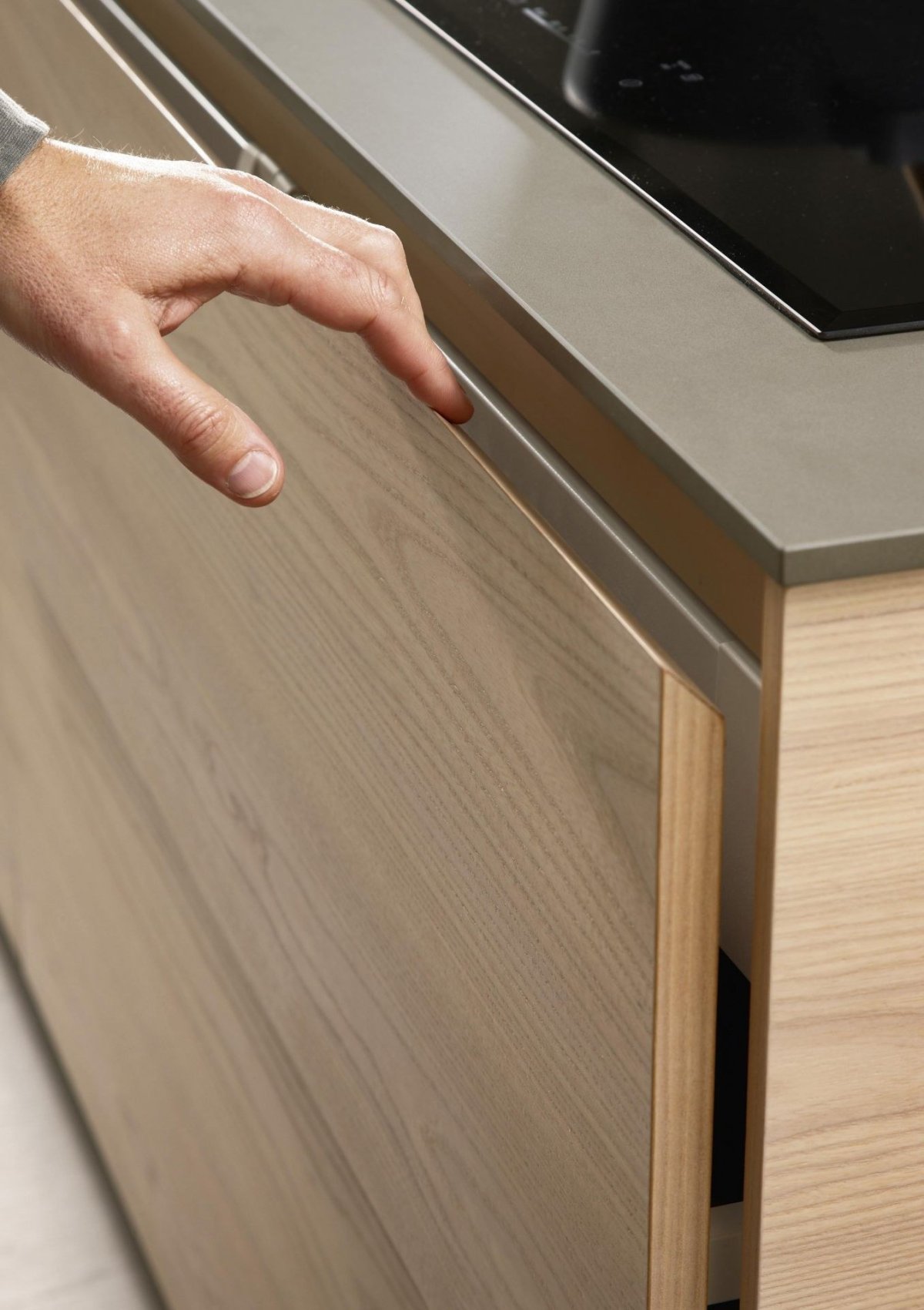 Интегрированные ручки на фасадах кухни