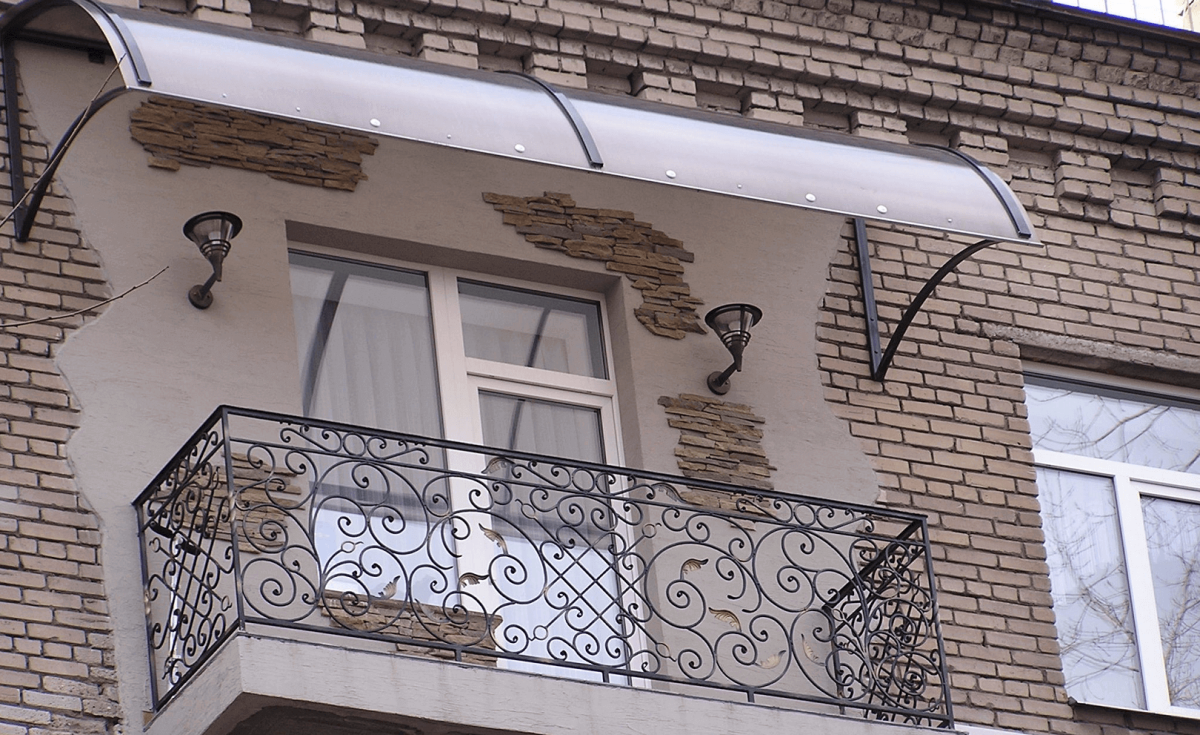 Козырек над балконом