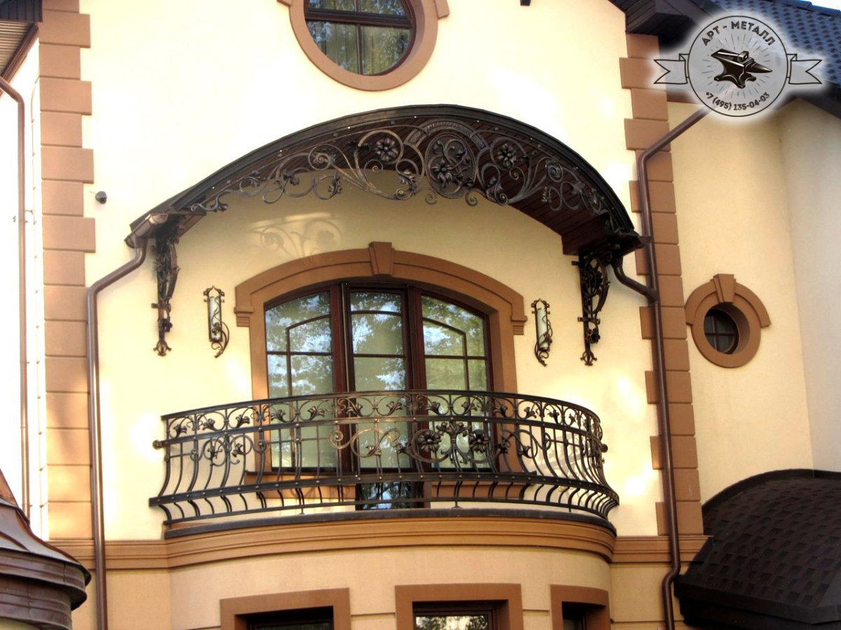 Полукруглый балкон в частном доме