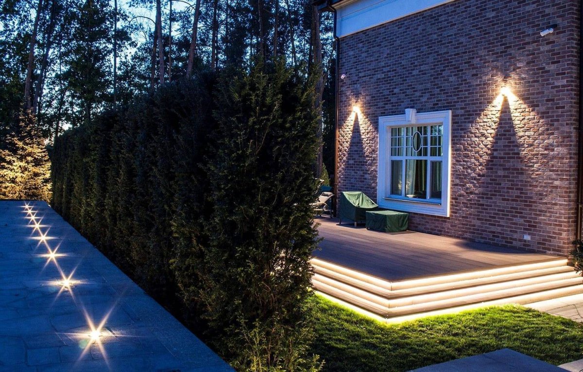 Декоративное освещение двора