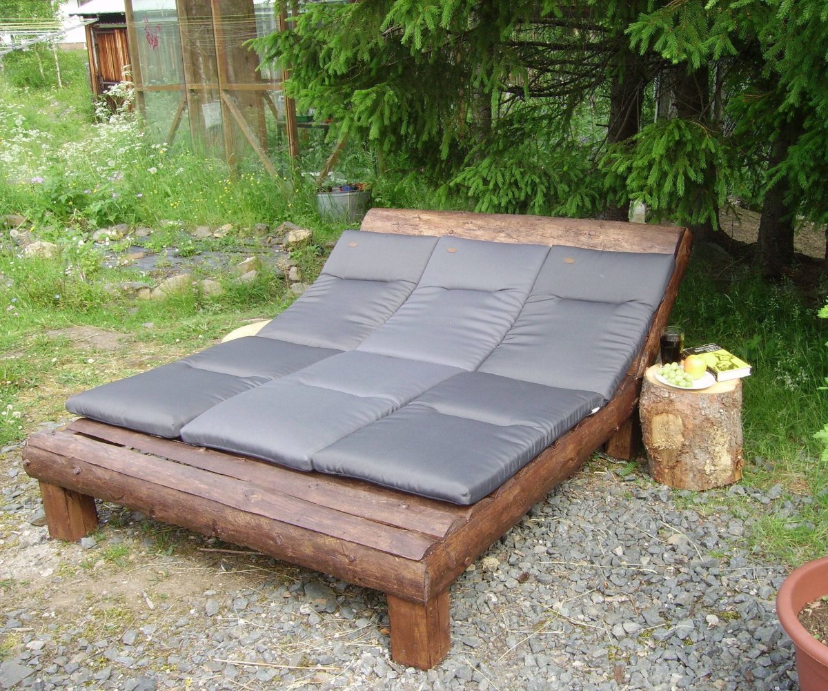 Лежак из дерева для сада