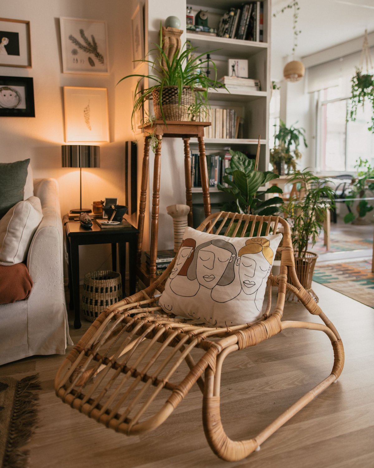 Деревянный шезлонг в интерьере гостиной