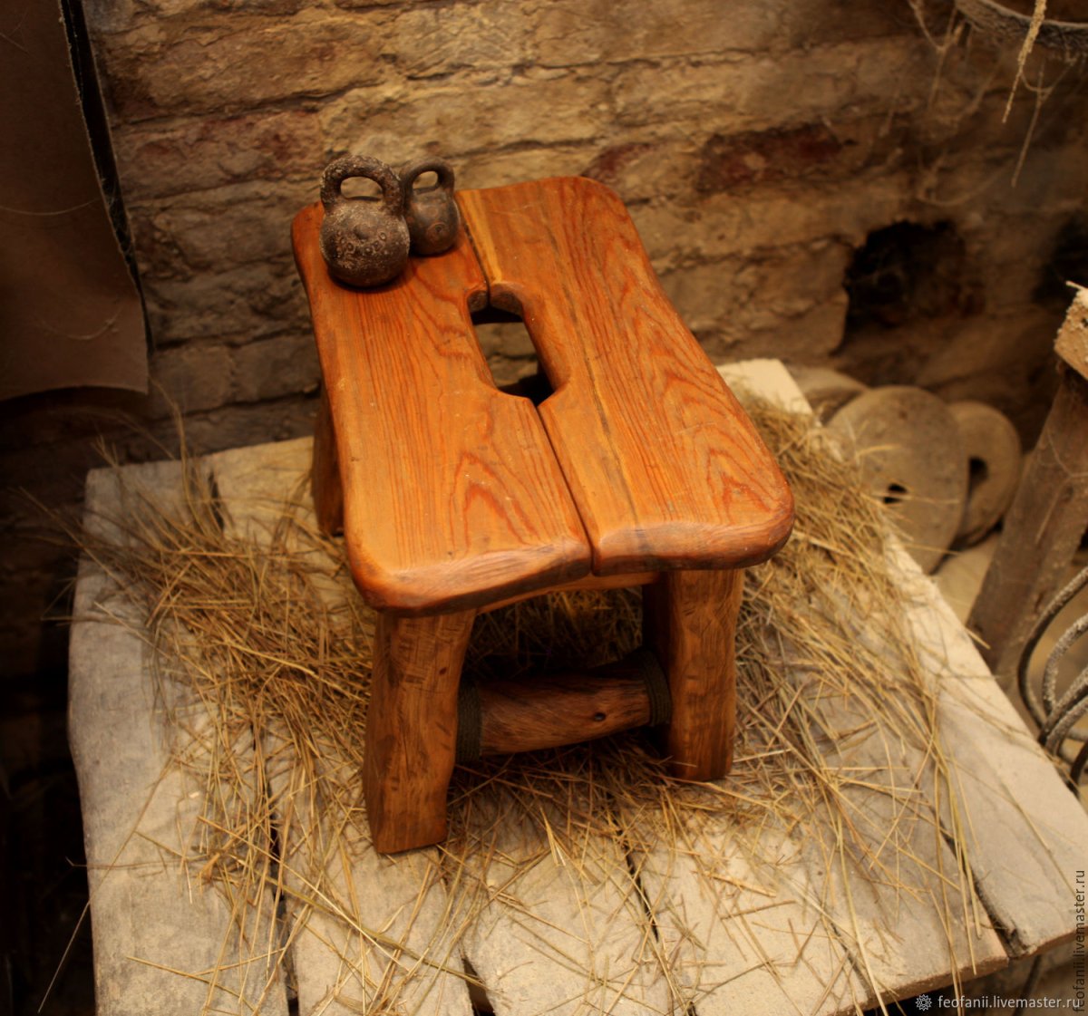 Табуретка деревянная