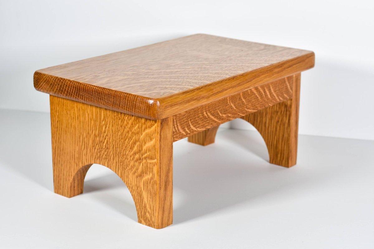 Маленький стульчик из дерева