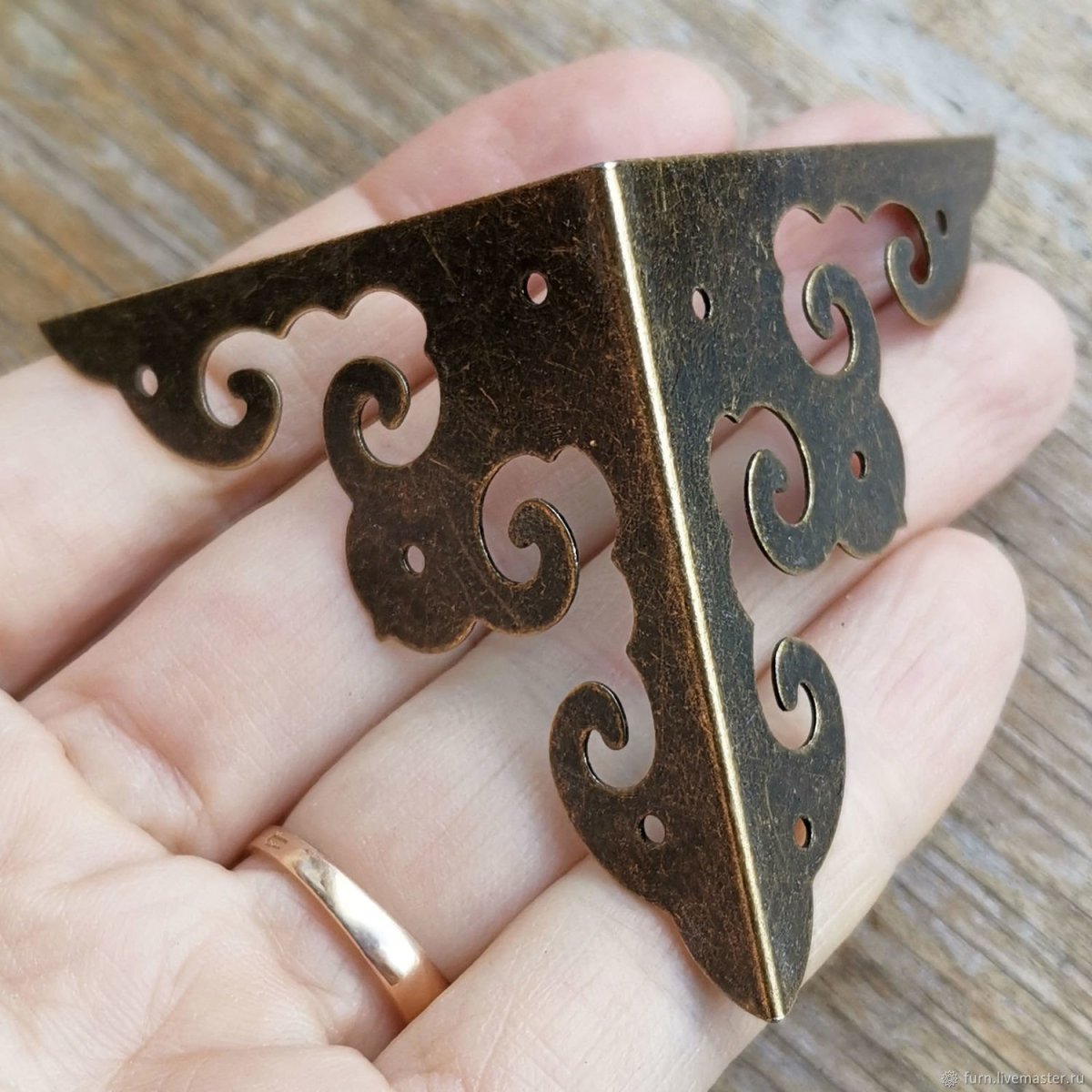 Уголки мебельные металлические декоративные