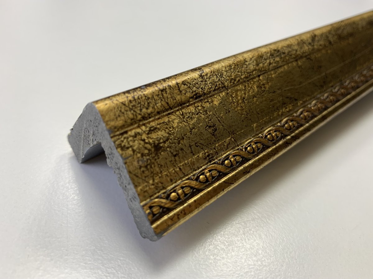 Медный уголок декоративный