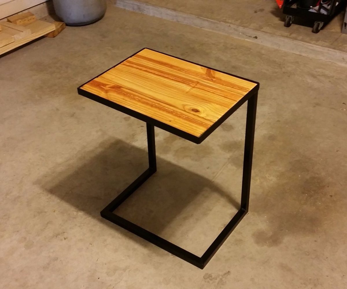 Стол из металла и дерева